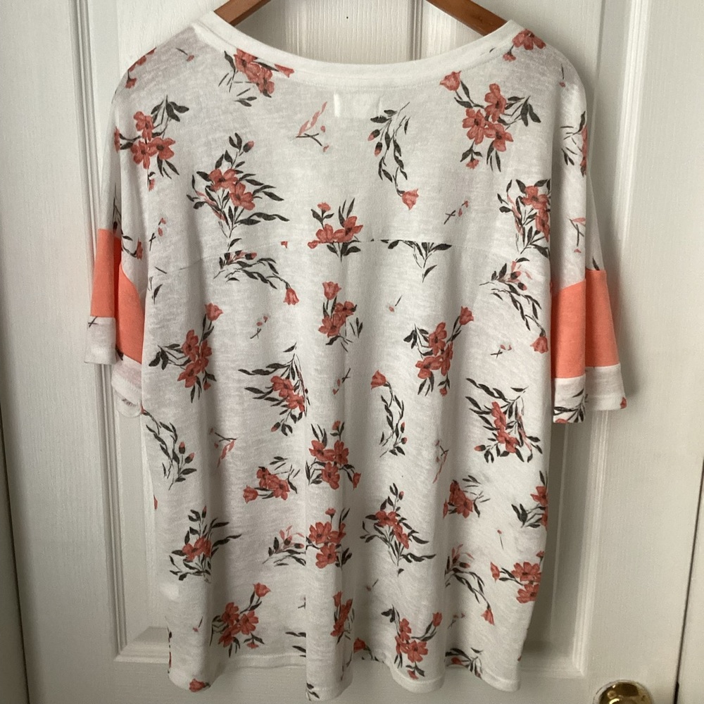 MAURICES: white and peach floral short sleeve T-shirt, size 1X - Picture 2 of 6